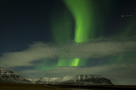 冰岛天空中的北极光