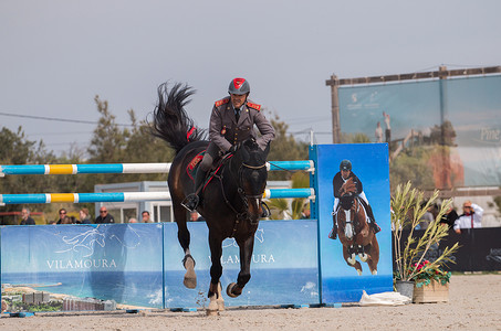 易拉宝展架红色摄影照片_维拉摩拉，葡萄牙-2016 年 4 月 3 日：马障碍跳跃比赛