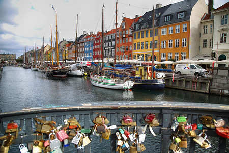 丹麦哥本哈根-2016 年 8 月 15 日：新港码头的船只