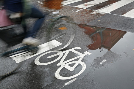 雨中骑自行车
