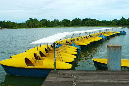 黄蓝水循环船在公园