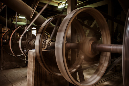 古代传统用热蒸汽工作的旧重型机轮