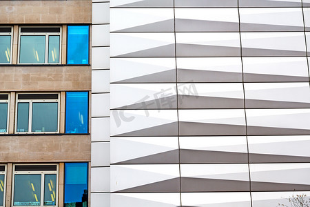 银行窗口摄影照片_在新大楼金融区和窗口