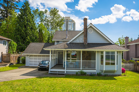 温哥华市区前有小天井和绿色草坪的家庭住宅