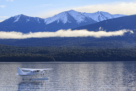 水上飞机漂浮在淡水湖上反对美丽的谅解备忘录