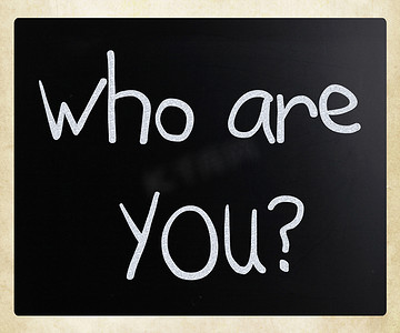 白色粉笔摄影照片_“你是谁”在黑板上用白色粉笔手写