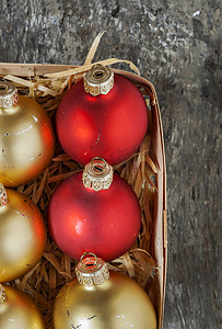 圣诞球红色和金色在 vint 的木篮顶视图中