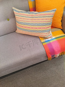 灰色和橙色色调的沙发和靠垫