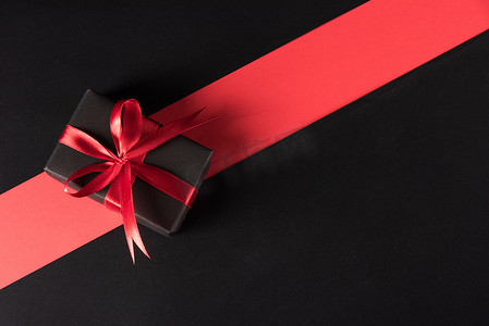 礼品盒包装黑纸和黑色蝴蝶结丝带礼物