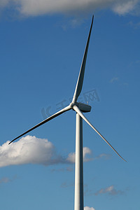 绿色环保蓝天摄影照片_风力涡轮机