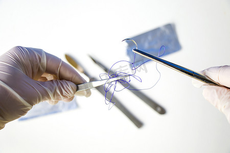 缝合线摄影照片_外科手术设备、手术刀、刀、针和缝合线。