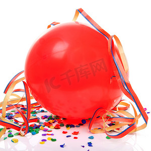 红色派对气球、五彩纸屑和彩带