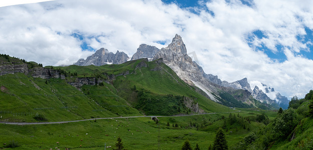 来自 Baita Segantini - Passo Rolle 意大利的 Pale di San Martino，意大利北部白云岩 Pale di San Martino 群最著名的山峰 Cimon della Pala 的景色