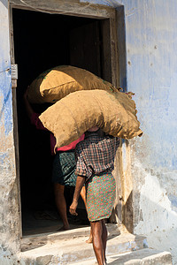 拿着黄麻袋子的人在印度