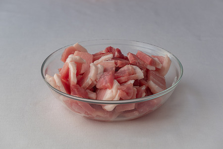 切块新鲜的生猪肉放在盘子里。