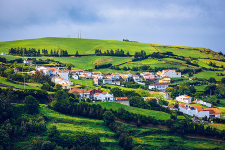 速达电梯摄影照片_葡萄牙亚速尔群岛圣米格尔岛东北海岸的佩德雷拉村景观。