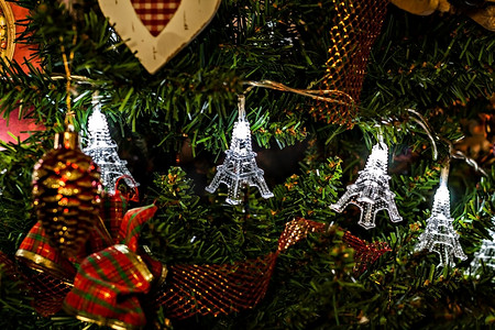 埃菲尔铁塔装饰摄影照片_埃菲尔铁塔圣诞树上的圣诞花环