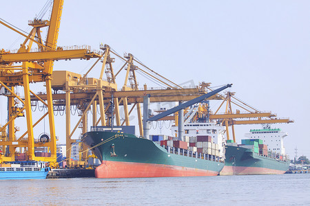 航运摄影照片_航运港口图像中的商业船舶装载集装箱用于
