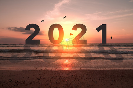 新年目标摄影照片_2021 年新年以日落海滩为背景。