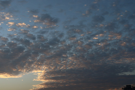 阴天的夜晚摄影照片_夕阳和白云在天空