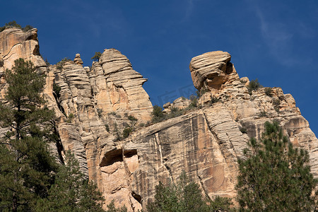 塞顿附近阳光普照的悬崖形状和裂缝的复杂性