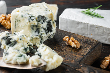 木质纹摄影照片_深色木质背景中的蓝纹奶酪戈贡佐拉