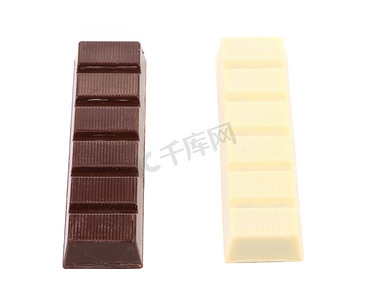 白黑巧克力摄影照片_黑巧克力和白巧克力。