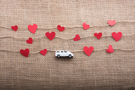 汽车发动机图摄影照片_带有汽车和心形图标的爱情概念