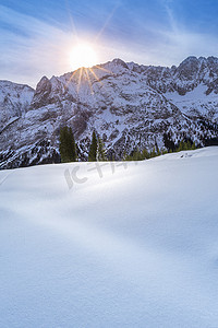 在多雪的山峰的冬天太阳