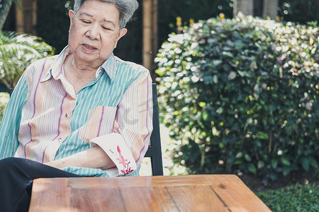 强调沮丧疲惫悲伤心烦意乱亚洲老亚洲年长老年妇女