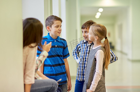 一群微笑的学童在走廊里聊天