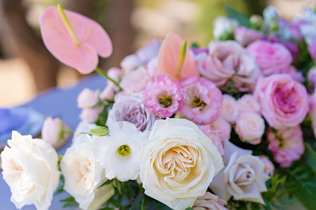 礼花装饰摄影照片_节日餐桌的鲜花装饰花束。