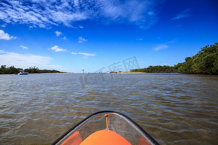 透明的皮划艇在德尔的水域中开辟出一条路