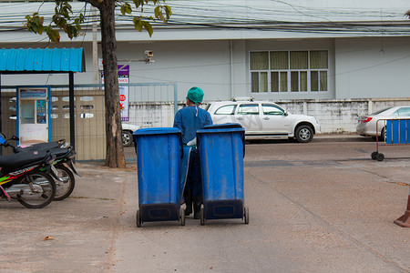 垃圾箱和摄影照片_蓝色、红色垃圾桶、回收桶、垃圾桶和公立医院。