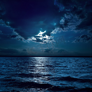 月光照亮夜晚的水面