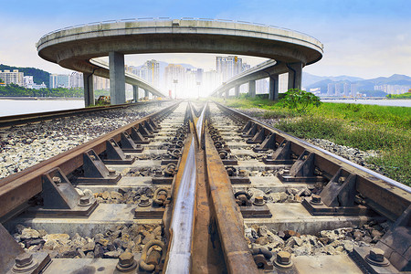 铁路轨道和桥梁在使用后与城市场景交叉
