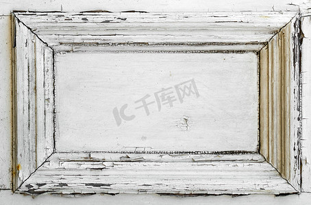一块白色的门板，上面有旧的风化和破裂的油漆