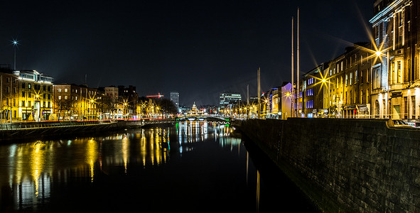 利菲河和桥梁都柏林爱尔兰反射的夜景