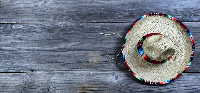 在质朴的木板上庆祝 Cinco de Mayo 节日的传统大阔边帽