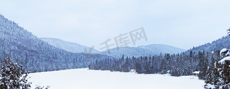 历法摄影照片_冬天结冰的湖面