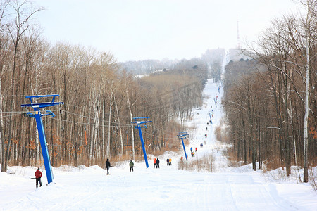 滑雪者在俄罗斯滨海边疆区的山上乘坐缆车