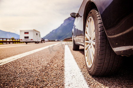 道路故障摄影照片_汽车站在故障车道、沥青和轮胎上，意大利