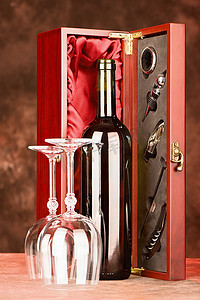 陈年酒摄影照片_有酒和玻璃的木酒盒