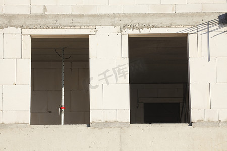 建筑工地摄影照片_建筑工地上的白砖和窗洞