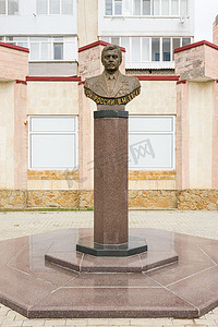 俄罗斯阿纳帕 — 2016 年 11 月 16 日：阿纳帕埃夫斯基纳大道上的俄罗斯英雄维亚切斯拉夫·米哈伊洛维奇·埃夫斯基努纪念碑