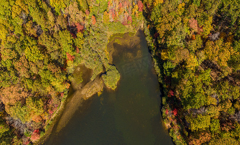 从上到下鸟瞰州立公园的 Coopers Rock Lake 秋色