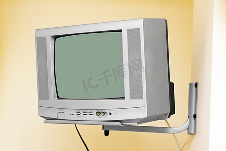 墙上的旧电视