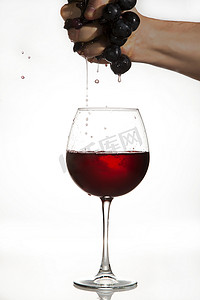 手工榨红葡萄酿造葡萄酒