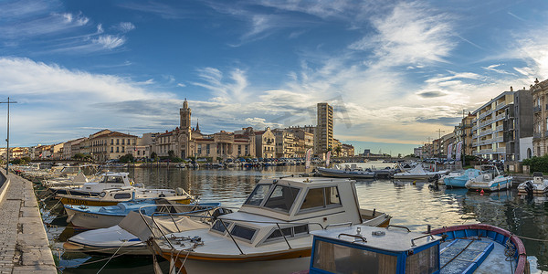 从 Quai Maréchal de Lattre de Tassigny 的全景图，位于法国南部 Occitanie 的 Sete 的 Consulere 宫。