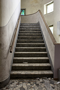 废弃楼梯摄影照片_废弃学校的楼梯